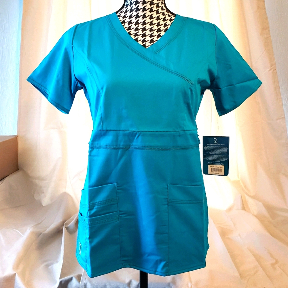 ADAR MEDICAL: NURSES POP STRETCH SCRUB TOP.
